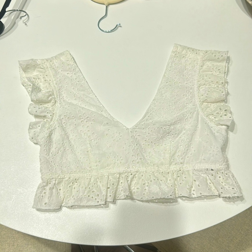 Pull&Bear Eyelet Lace Crop Top